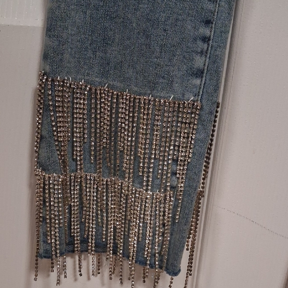 Stylish Light Blue Cropped Jeans with Fringe - Picture 3 of 4